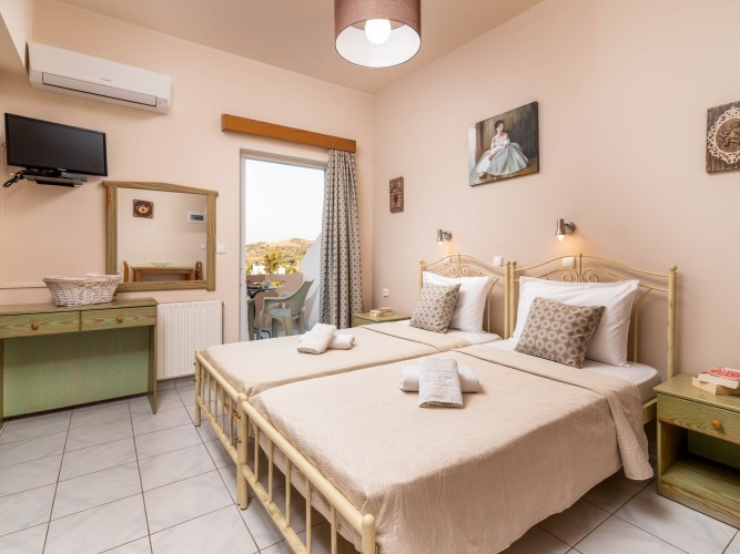 Standard double rooms with Kitchen in Pitsidia