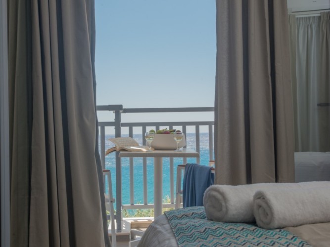 3 person studio with sea view (B2)
