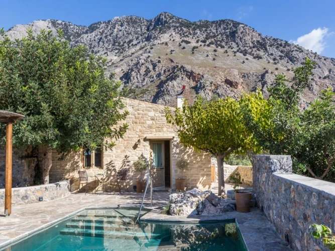 Deluxe Stone cottage with private heated Pool