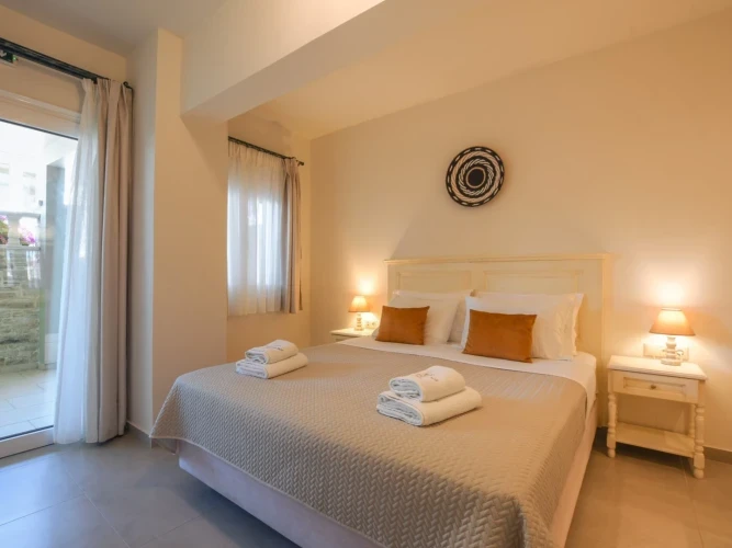 Double rooms with double bed (2A)