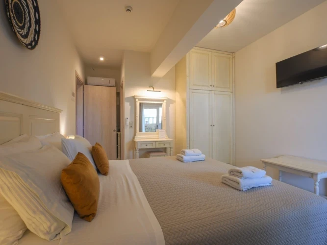 Double rooms with double bed (2A)