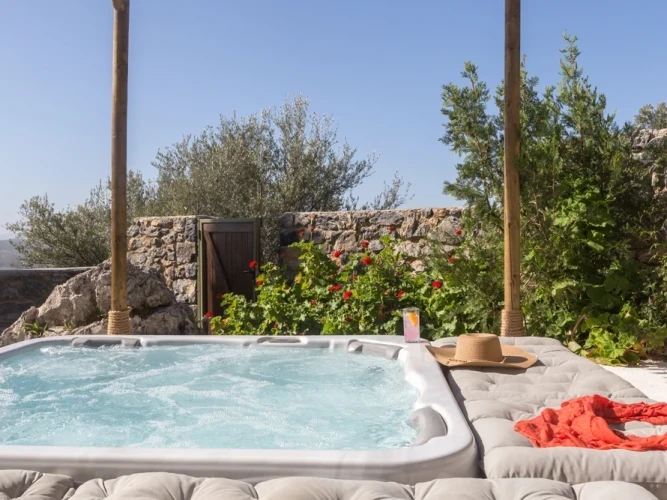 Two Bedroom Cottage with Hot Tub Jacuzzi