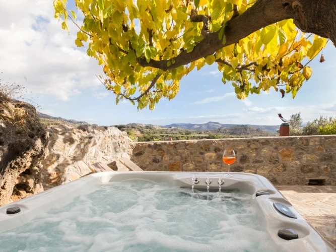 Deluxe Cottage with Hot Tub Jacuzzi