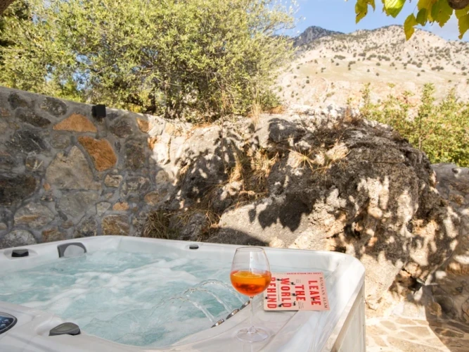 Deluxe Cottage with Hot Tub Jacuzzi